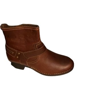 Clarks brown leather ankle boots w/ 1" heel 6W